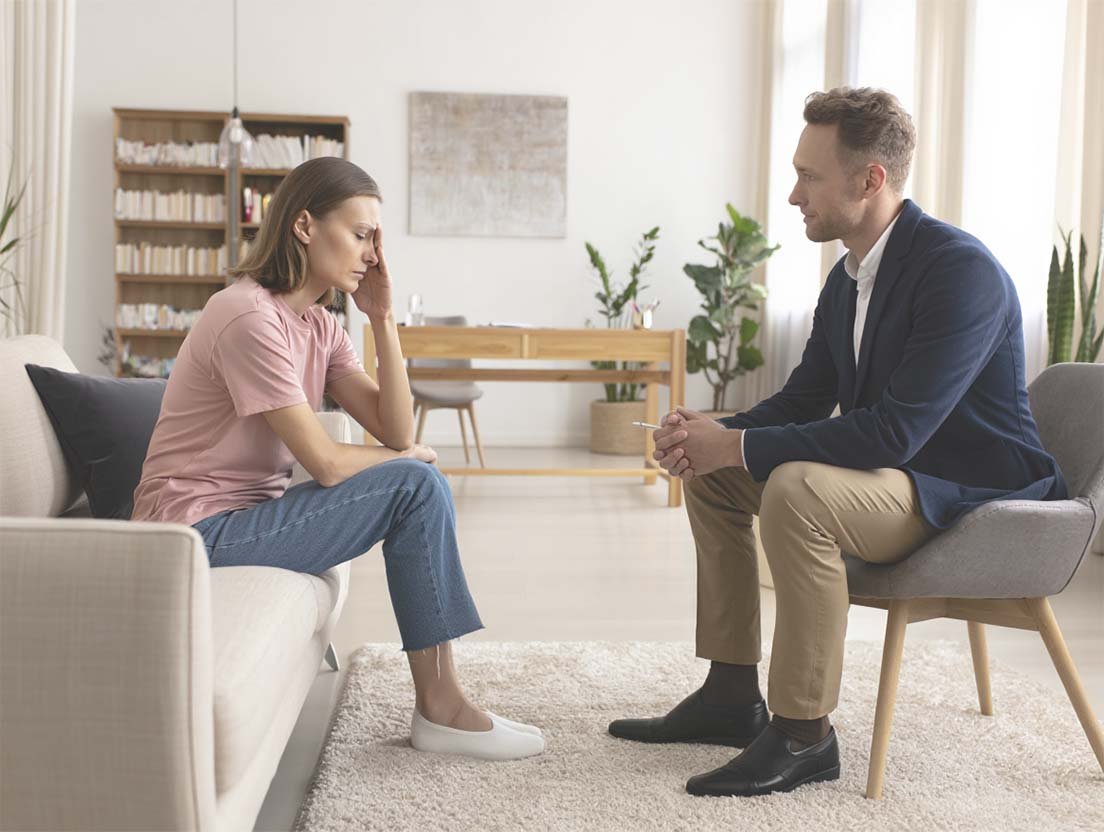 Женщина на приеме психотерапевта